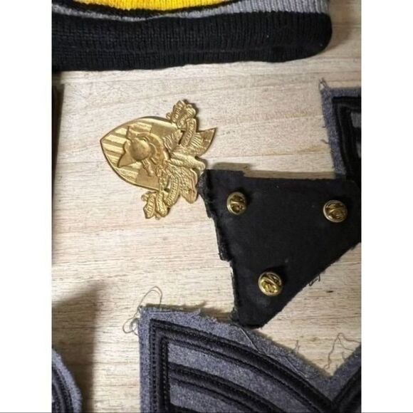 Vintage 1990s West Point assortment of patches pins hat - Picture 5 of 7